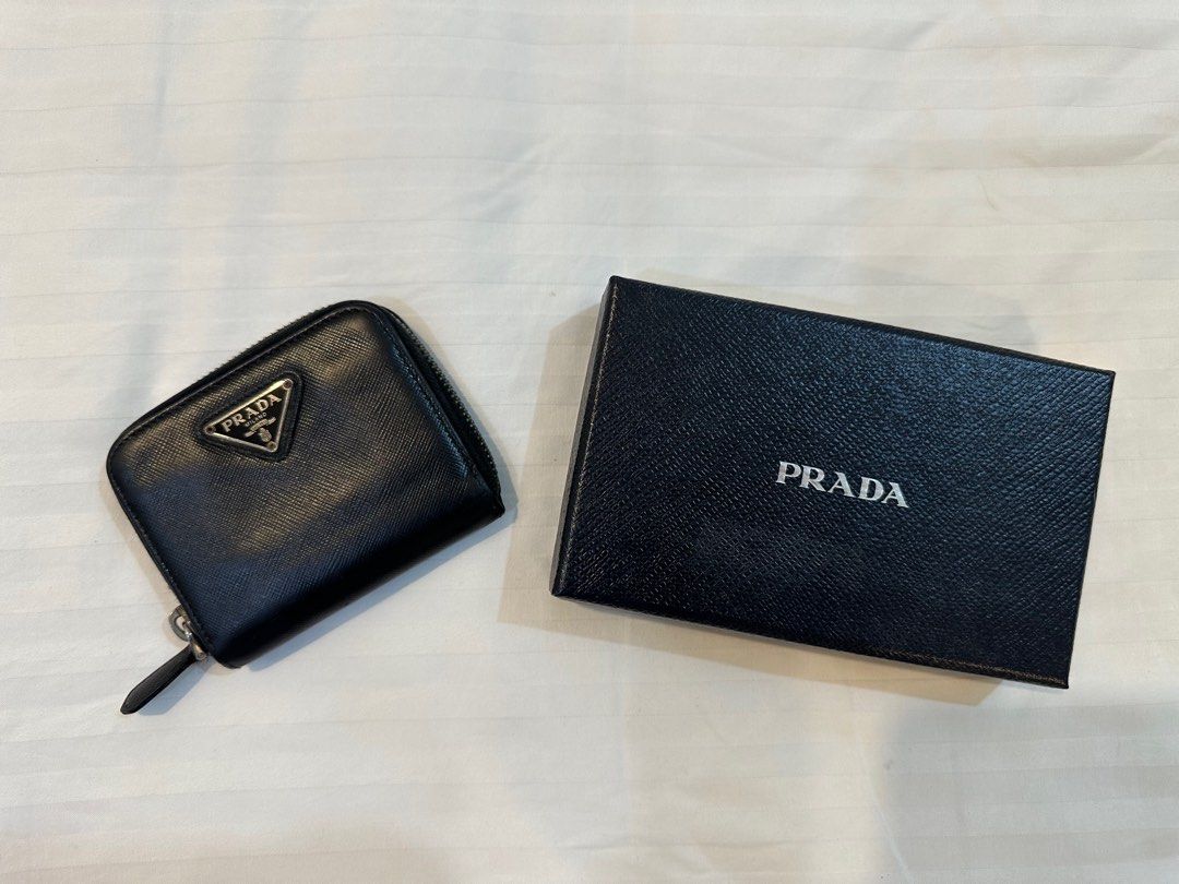 Prada Saffiano Leather Wallet (Category: Luxury Bags & Wallets) located in Marikina City. Submitted by closet.ar (Listing ID 1252022583, Image 1). Description: Authentic 💯 Bought this last year from luxonlinephofficial 😊.