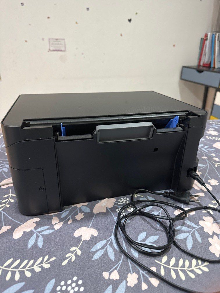 Printer (Category: Printers, Scanners & Copiers) located in Singapore. Submitted by iamalibabaa (Listing ID 1252149607, Image 3). Description: Please buy my printer for your work Listed by 👦 .