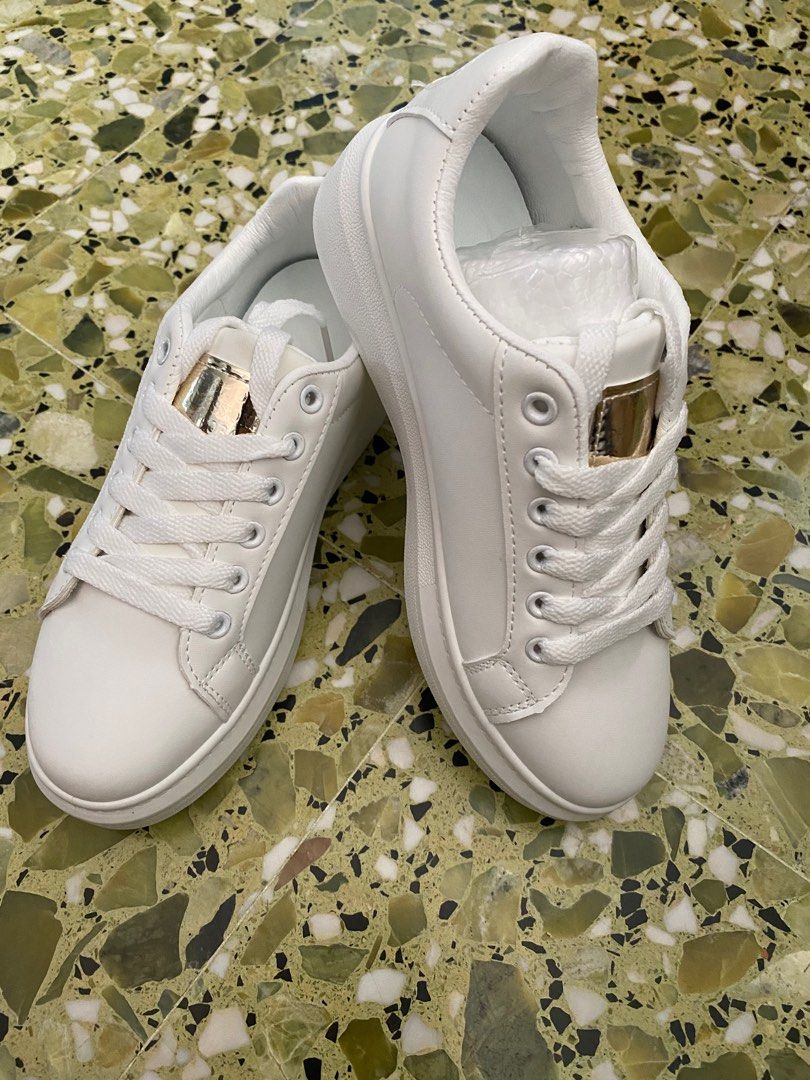 White sneakers online with gold trim