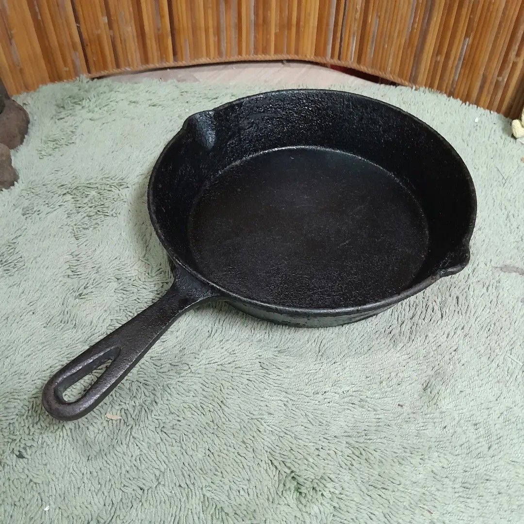 20cm Diameter Cast Iron Skillet (Category: Cookware & Accessories) located in Malolos. Submitted by jestrelita (Listing ID 1247066179, Image 3). Description: 20cm Diameter Cast Iron Skillet P980 only - heavy duty skillet - slightly use - good condition 🇯🇵🏯👘👺🗾🍱🍜🍙.