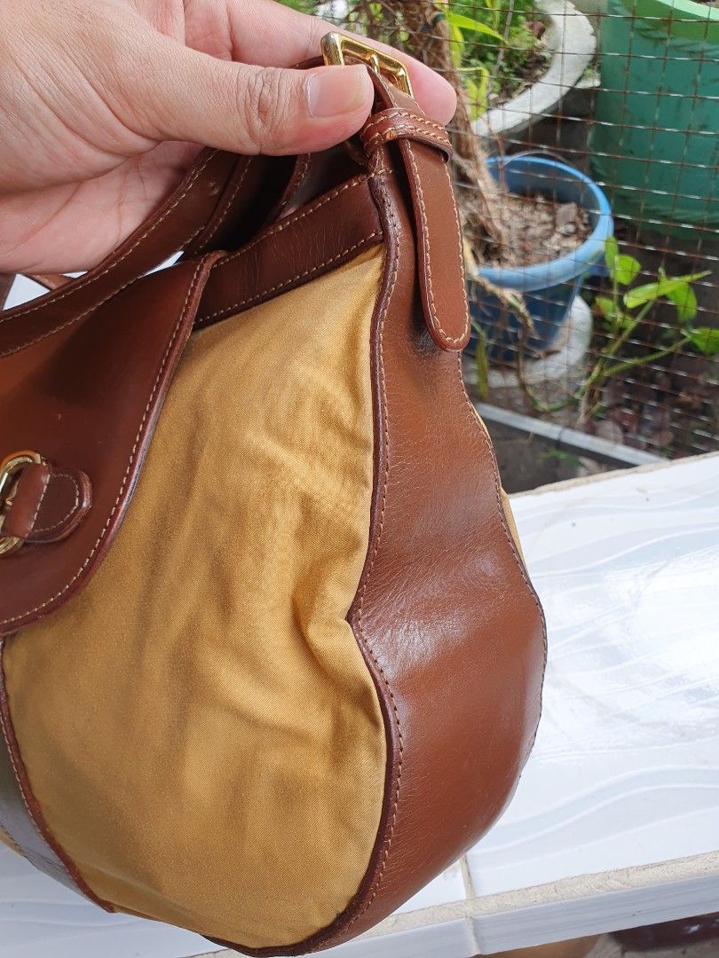 Authentic Burberry shoulder bag (Category: Luxury Bags & Wallets) located in Santa Maria. Submitted by mikavillaflor4 (Listing ID 1247071110, Image 3). Description: in good condition japan auction japan source authentic Burberry.