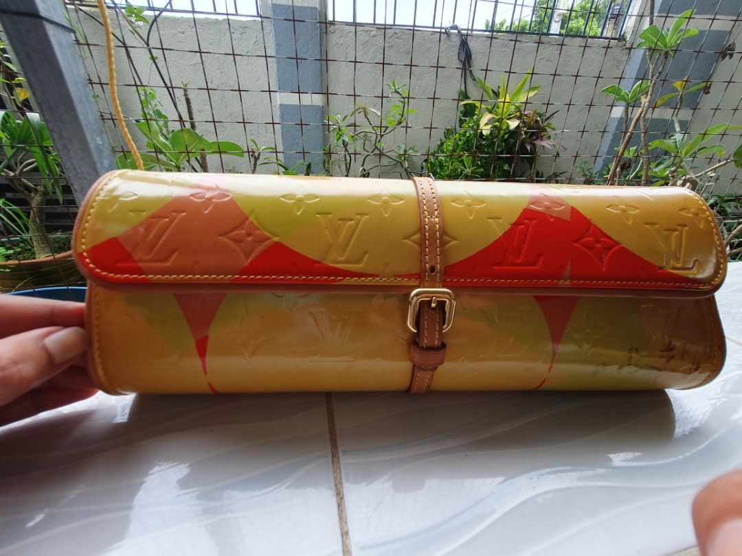 Authentic Louis Vuitton Vernis pochette fleur (Category: Luxury Bags & Wallets) located in Santa Maria. Submitted by mikavillaflor4 (Listing ID 1247074667, Image 1). Description: authentic LV japan auction japan source Louis Vuitton Brown monogram vernis pochette fleur multiple colors beige leather patent leather material.