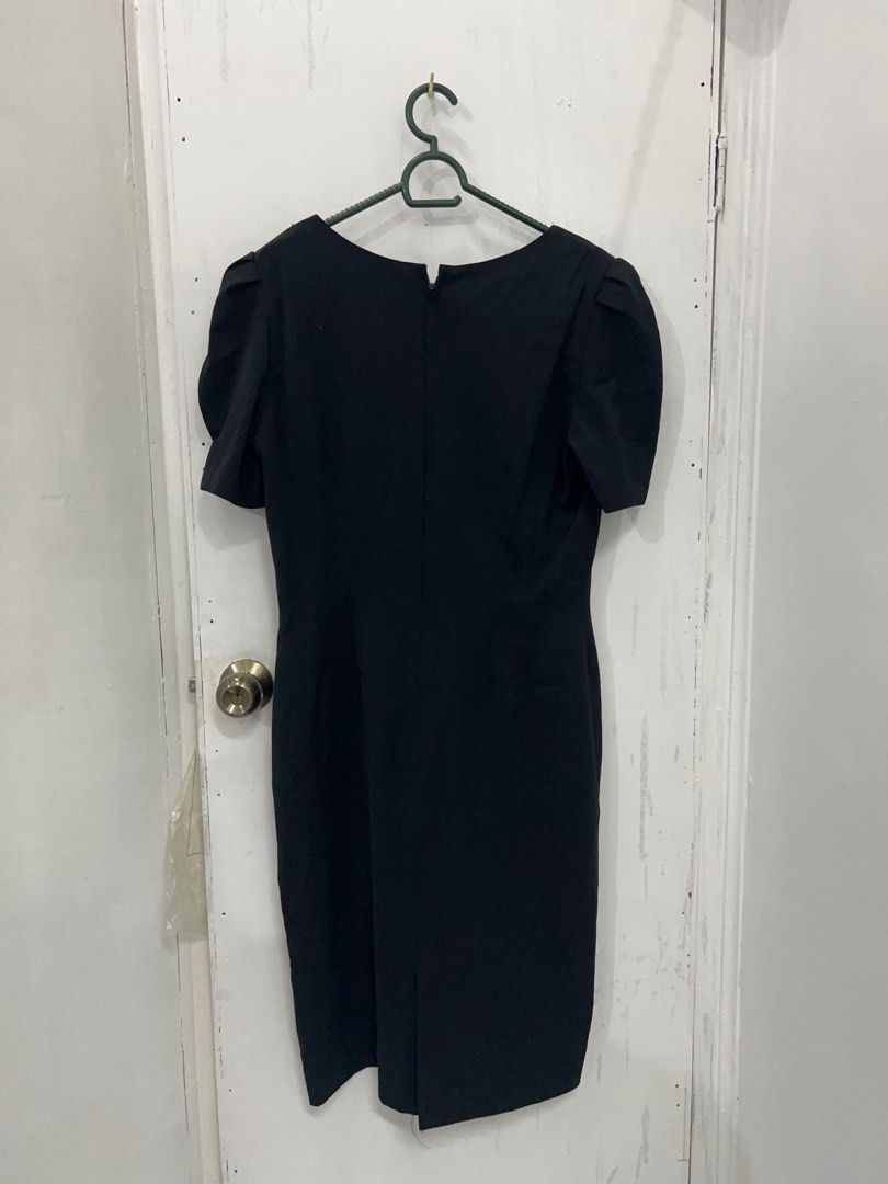 Black Puff Sleeve Dress (Category: Dresses) located in Quezon City. Submitted by rinepryno (Listing ID 1247035424, Image 2). Description: - formal puff sleeve dress - has button on the sleeves - no issues - has small slit on the back of the dress - rfs: not gonna use anymore Please check my bio for other info ❤️.