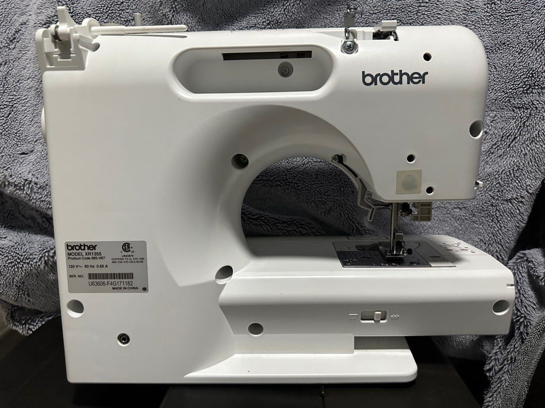 Brother Computerized Sewing Machine 130 stitch, Hobbies & Toys