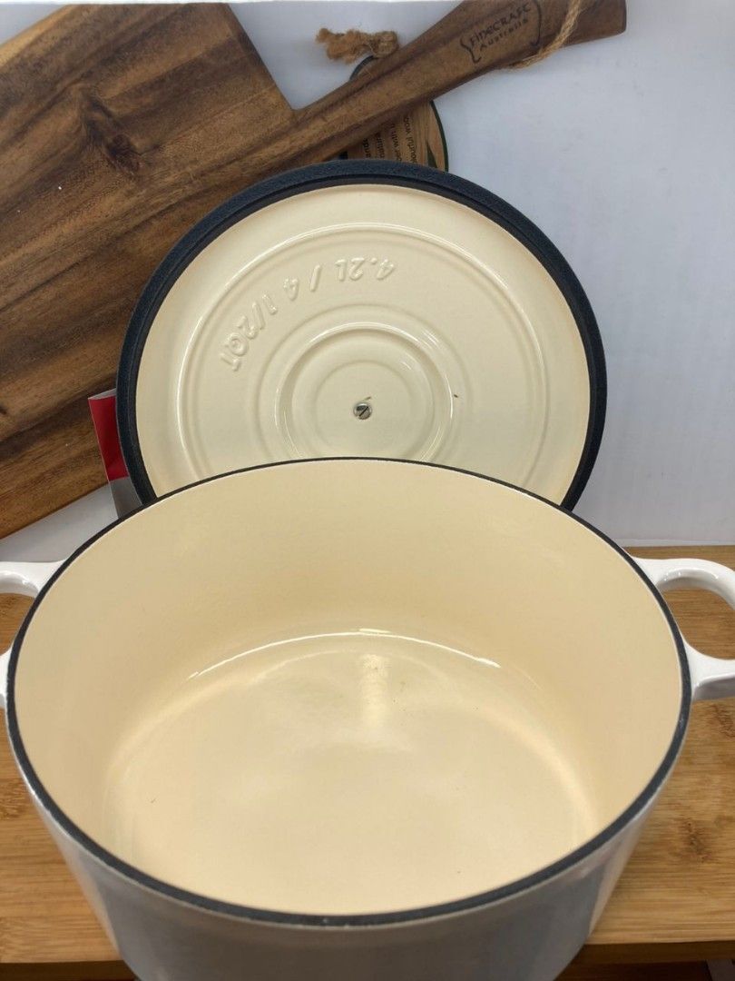 Cast iron Benzer kristoff, Furniture & Home Living, Kitchenware & Tableware, Cookware