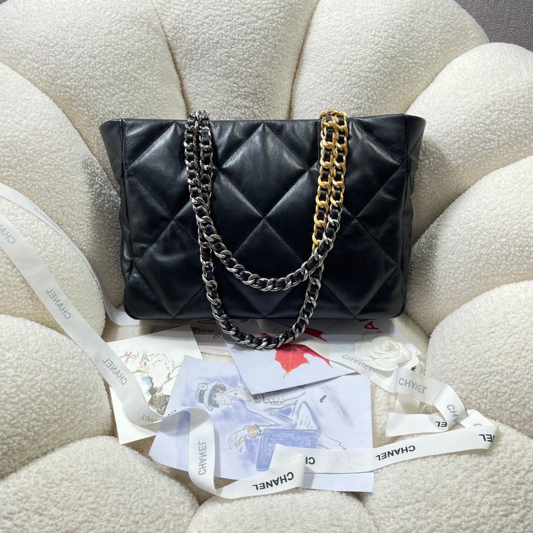 Marge Sherwood Mini Crinkle Silver Heart Bag, Women's Fashion, Bags &  Wallets, Cross-body Bags on Carousell