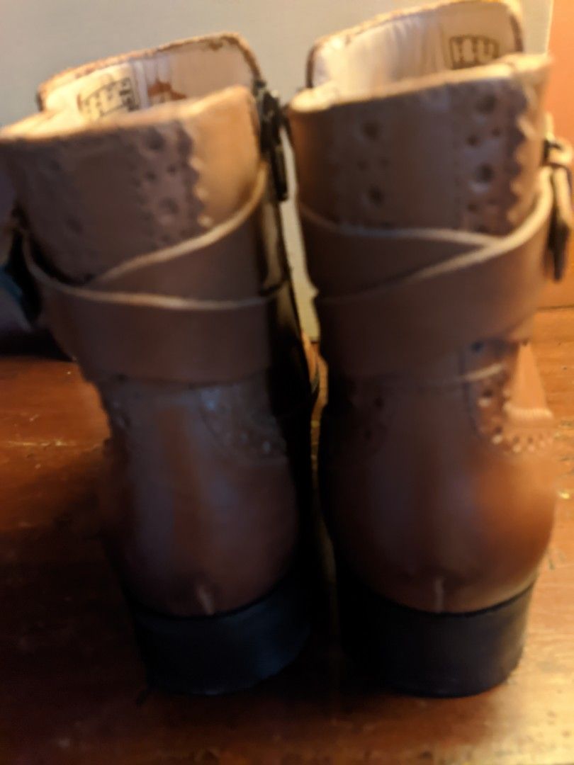 Clarks Women's Boots (Category: Boots) located in Makati City. Submitted by the.vortex.of.entropy (Listing ID 1247027998, Image 2). Description: Leather.