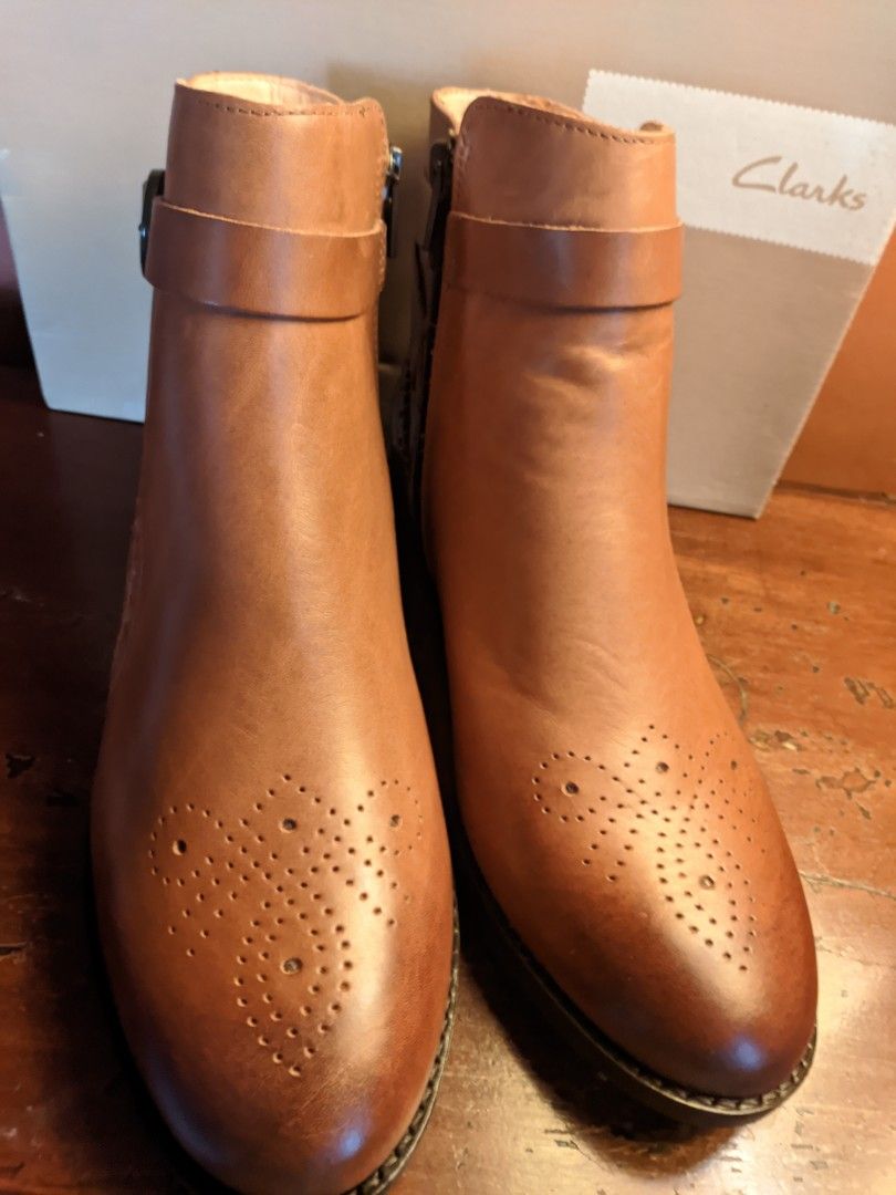 Clarks Women's Boots (Category: Boots) located in Makati City. Submitted by the.vortex.of.entropy (Listing ID 1247027998, Image 1). Description: Leather.