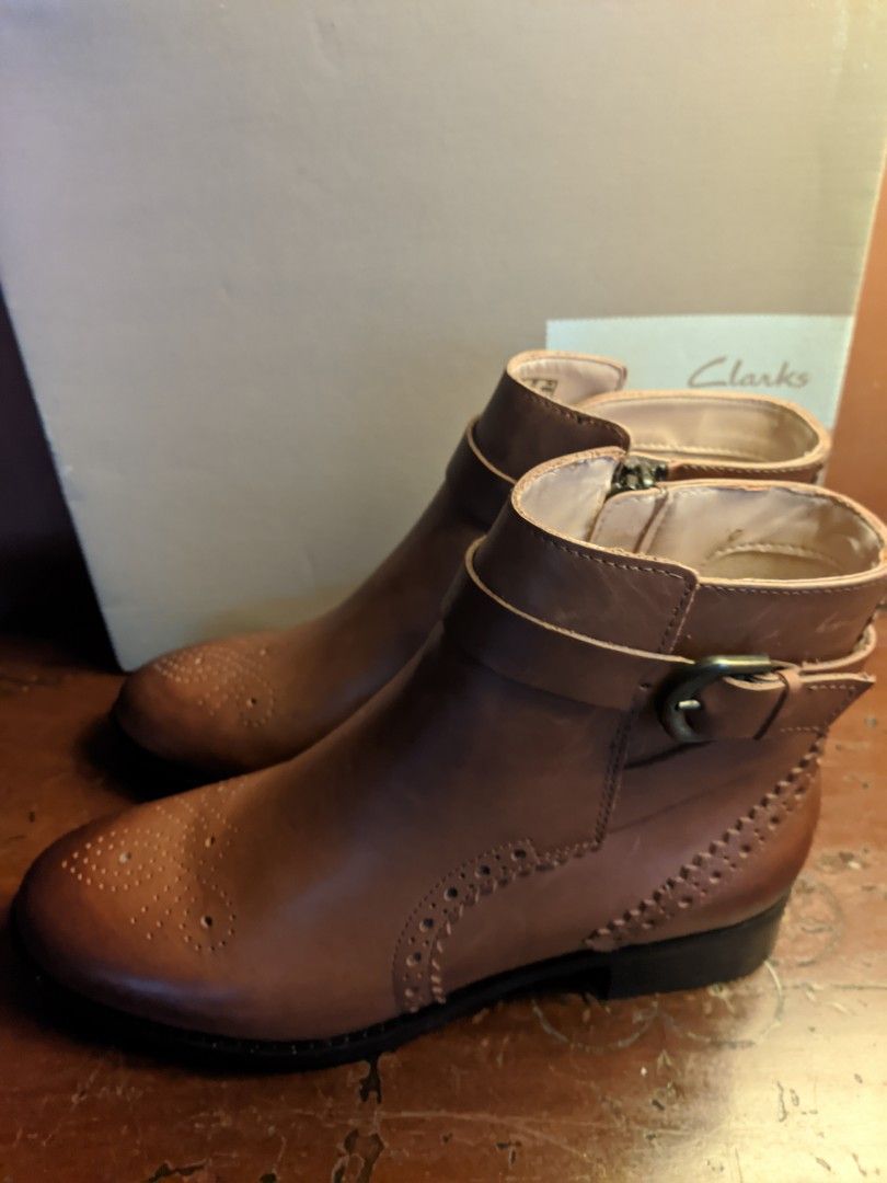 Clarks Women's Boots (Category: Boots) located in Makati City. Submitted by the.vortex.of.entropy (Listing ID 1247027998, Image 3). Description: Leather.