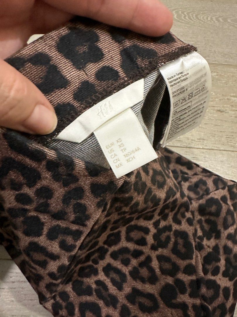 H&m leopard pencil best sale skirt