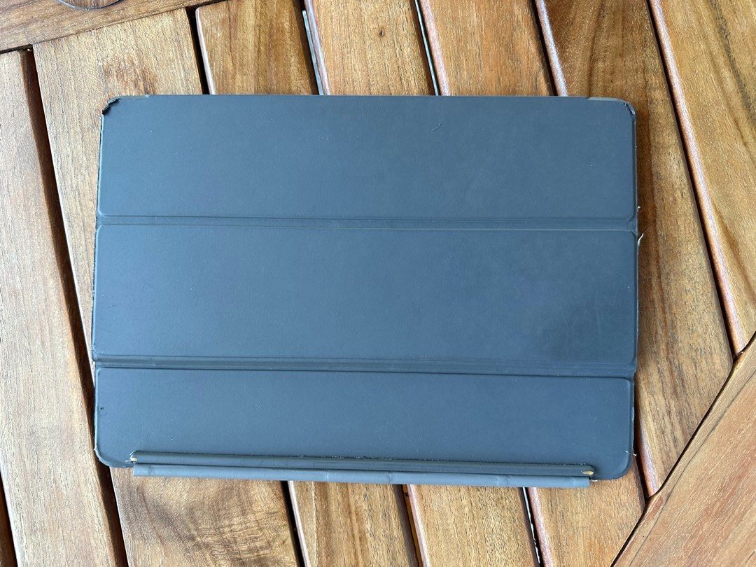 Ipad Smart Keyboard (Category: iPad) located in Davao. Submitted by medic.medic (Listing ID 1246974696, Image 2). Description: Selling this keyboard for apple ipad. Keyboard still working fine. Selling because no longer using it and just stored hence the aesthetic issues (please refer to the photos) - Flaws/issues doesn’t affect the functionality of the item. Compatible with ipad 7th, 8th, 9th gen. Price is inclusive of shipping fee nationwide.
