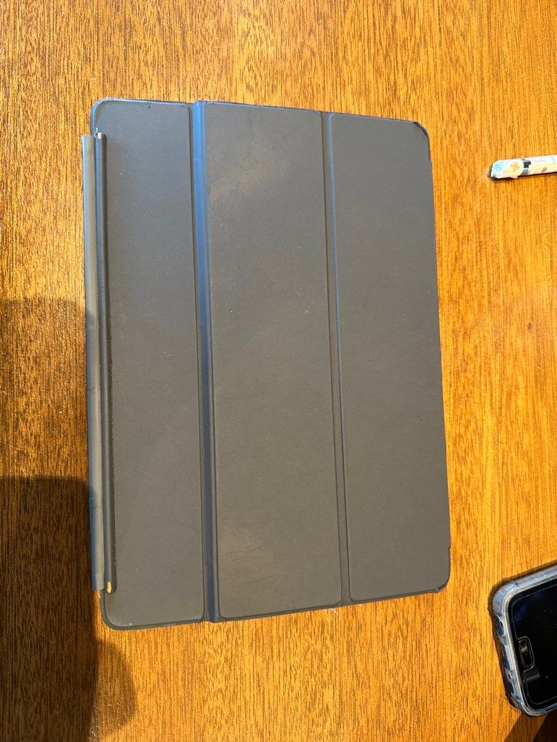 Ipad Smart Keyboard (Category: iPad) located in Davao. Submitted by medic.medic (Listing ID 1246974696, Image 1). Description: Selling this keyboard for apple ipad. Keyboard still working fine. Selling because no longer using it and just stored hence the aesthetic issues (please refer to the photos) - Flaws/issues doesn’t affect the functionality of the item. Compatible with ipad 7th, 8th, 9th gen. Price is inclusive of shipping fee nationwide.