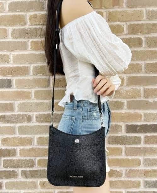 MICHAEL KORS BRILEY SMALL MESSENGER BAG IN PEBBLED LEATHER