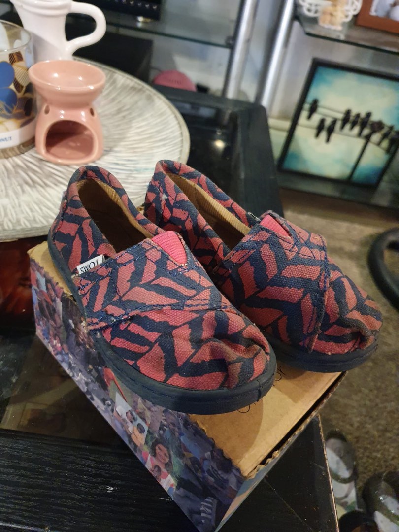 toms burgundy shoes