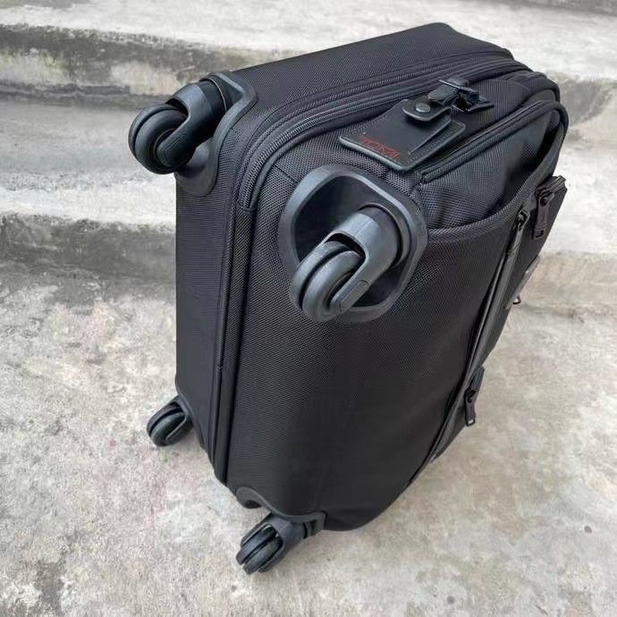 TUMI ALPHA Deluxe 2 wheeled Laptop Case Brief (Aviation Pilot Favorite),  Hobbies & Toys, Travel, Luggage on Carousell