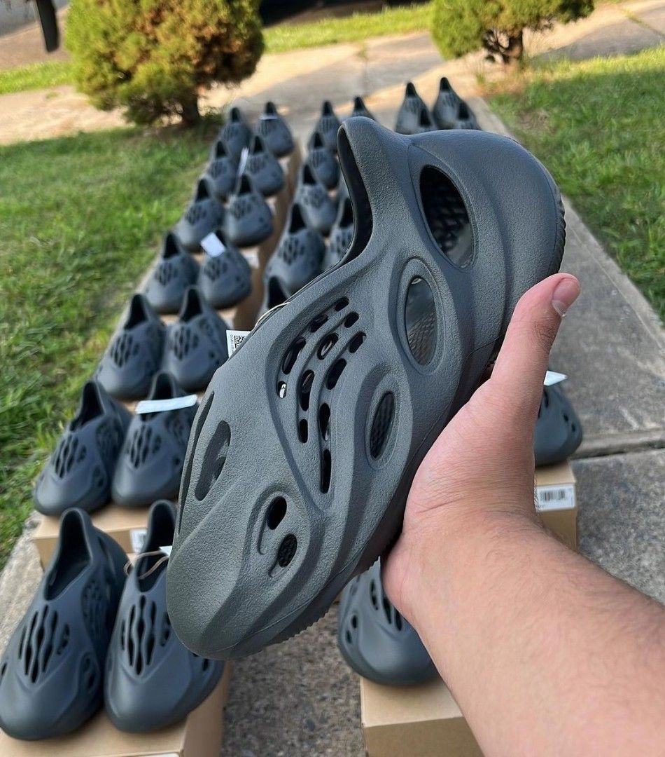 取寄 adidas Yeezy Foam Runner CARBON カーボン - 靴