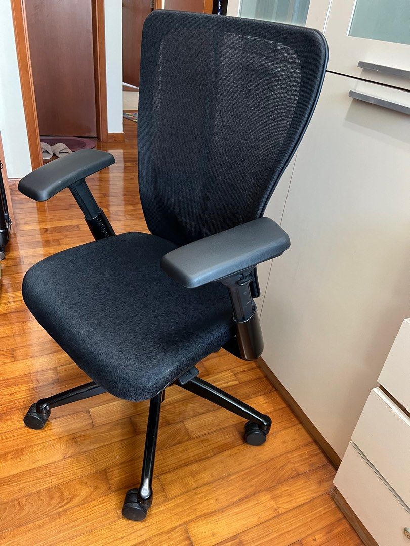 Zody office chair with shop height adjustable arms