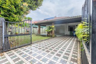 23 Hythe Road: Quiet, Cozy, Peaceful Corner Terrace Near Various Shopping Malls & MRT Train Stations
