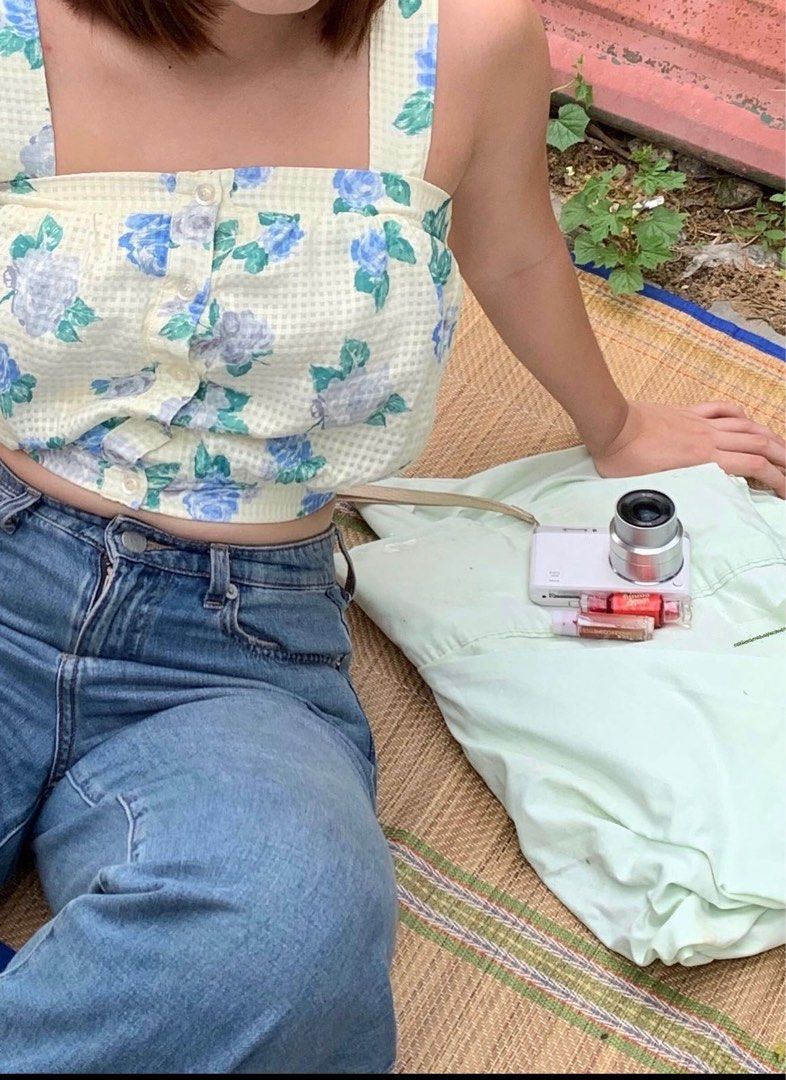 Aesthetic Blue Flower Print Top (Category: Sleeveless) located in Santa Rosa. Submitted by weartheit (Listing ID 1247295939, Image 1). Description: .