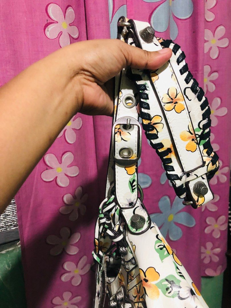 Balen shoulder/sling (Category: Luxury Bags & Wallets) located in Quezon City. Submitted by macaj_thrift_shop2 (Listing ID 1247126463, Image 3). Description: Repriced No cod Payment first policy before shipping No flaws..