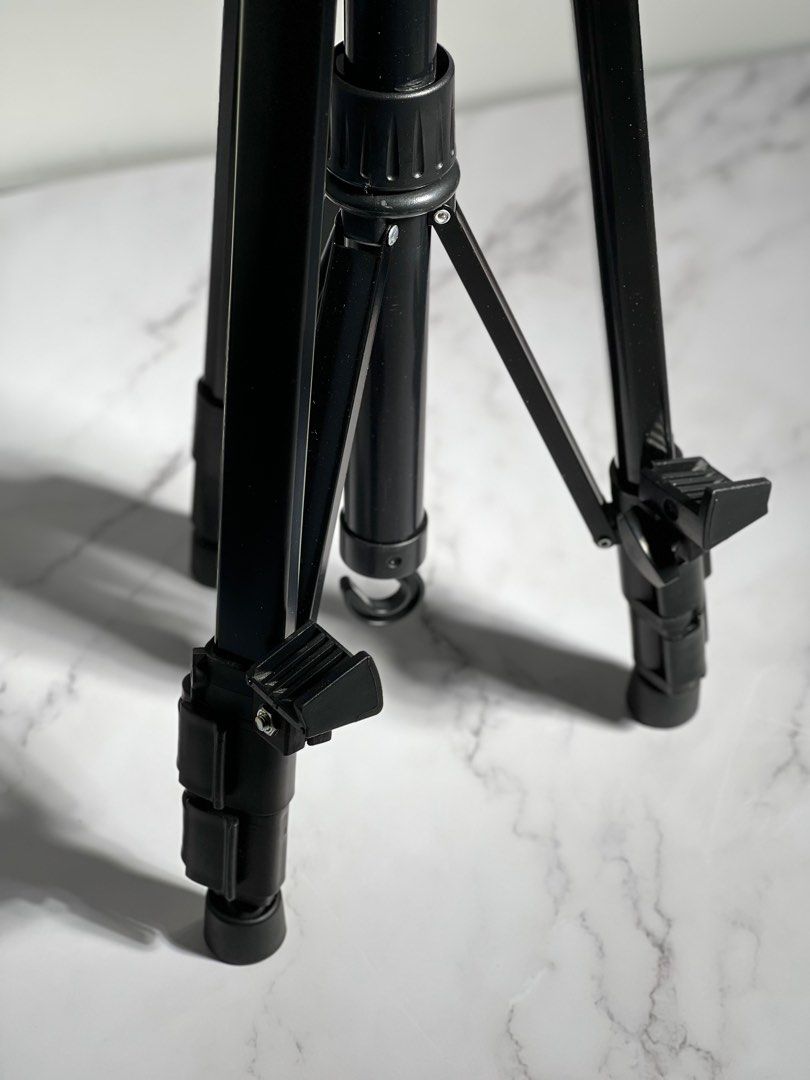 Berkeley Artist Easel stand with Bag | Like New (Category: Tripods & Monopods) located in Makati City. Submitted by KambyoIde (Listing ID 1247156874, Image 3). Description: Selling my 1 time used Easel stand for only P1,499. > Original price is P1,800 > Bought from National Bookstore Glorietta last March 3, 2023 > 1 time used last March for our Concert poster stand. > RFS: di na magamit and need funds for my Mother’s hospital bills :( Feel free t