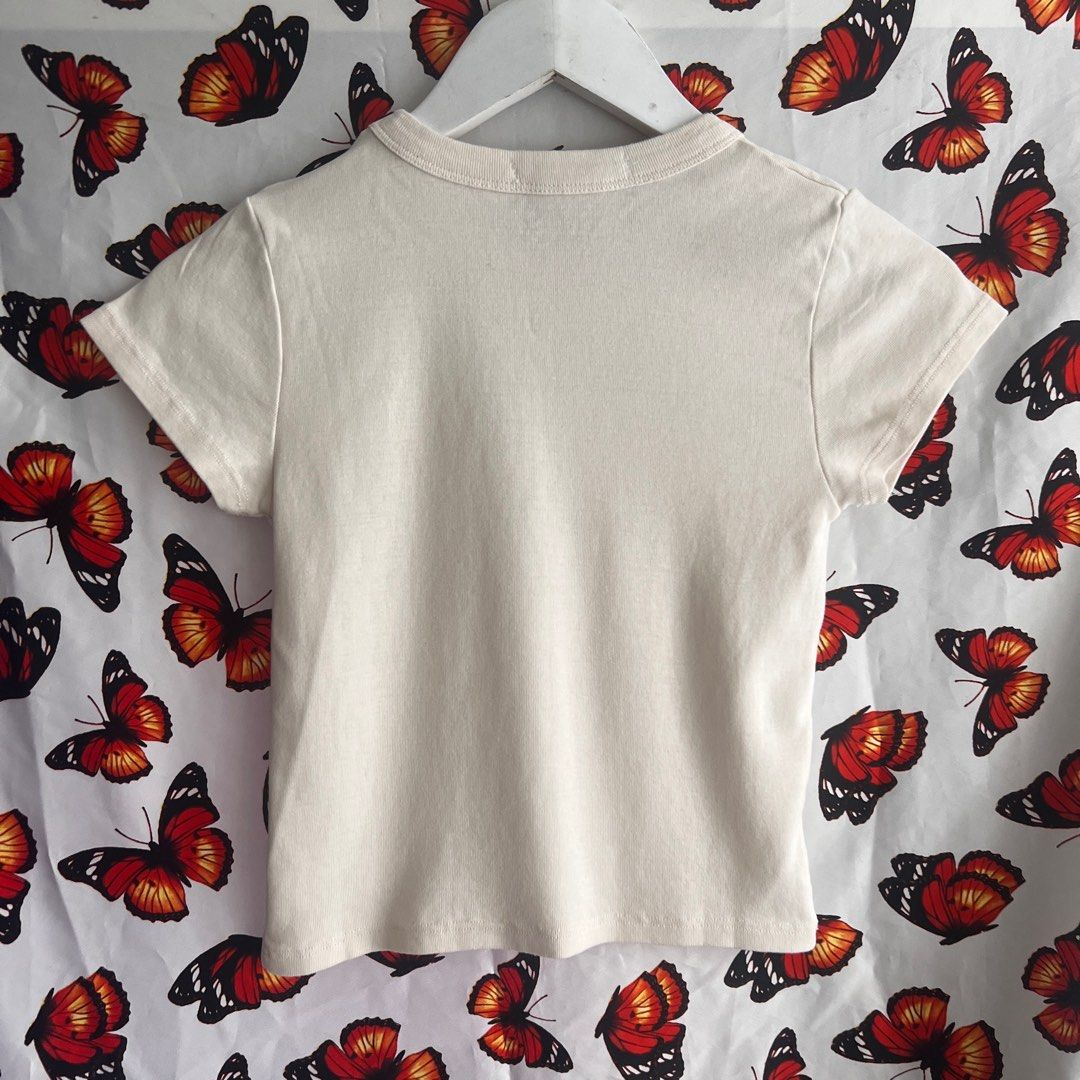 包郵Brandy Melville Eden crop top, 女裝, 上衣, T-shirt - Carousell