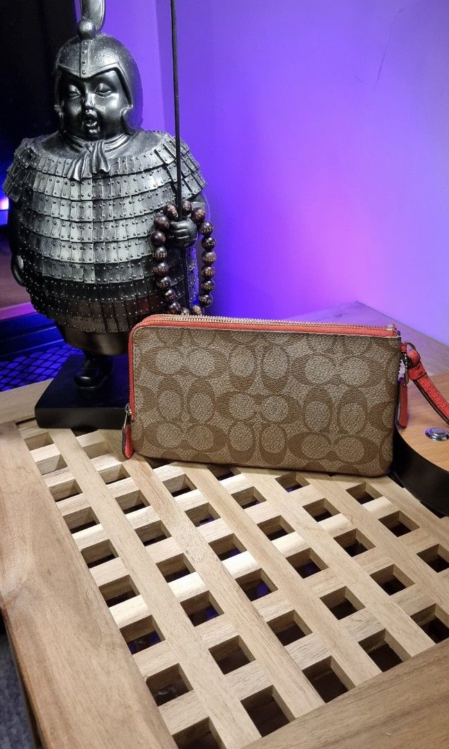 Coach wristlet F54057 (Category: Luxury Bags & Wallets) located in Makati City. Submitted by lilyignacio81 (Listing ID 1247307053, Image 2). Description: personal collection The Coach Wristlet F54057 – a compact and stylish accessory that combines practicality with the iconic Coach design. Allow me to paint a picture of convenience and fashion as we delve into the allure of this exquisite wristlet. The Coach Wristlet F54057 captures the essence o