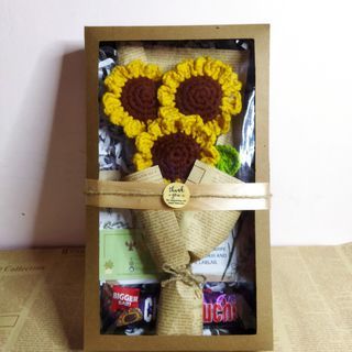 Crochet mini Sunflower bouquet with box and light