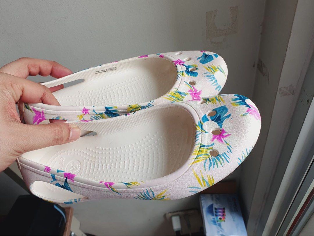 Size 5 womens top crocs