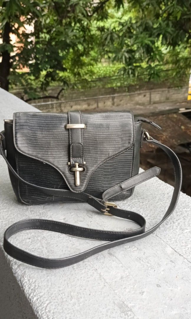 Dusto orig sling black bag on Carousell