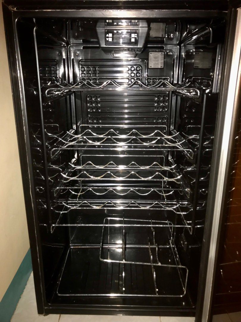 GE Wine chiller Model GWV045 FARR BS, TV & Home Appliances, Kitchen