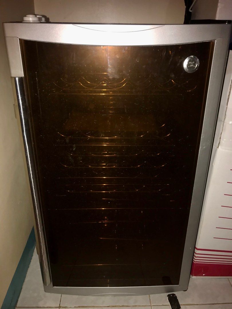 GE Wine chiller Model GWV045 FARR BS, TV & Home Appliances, Kitchen