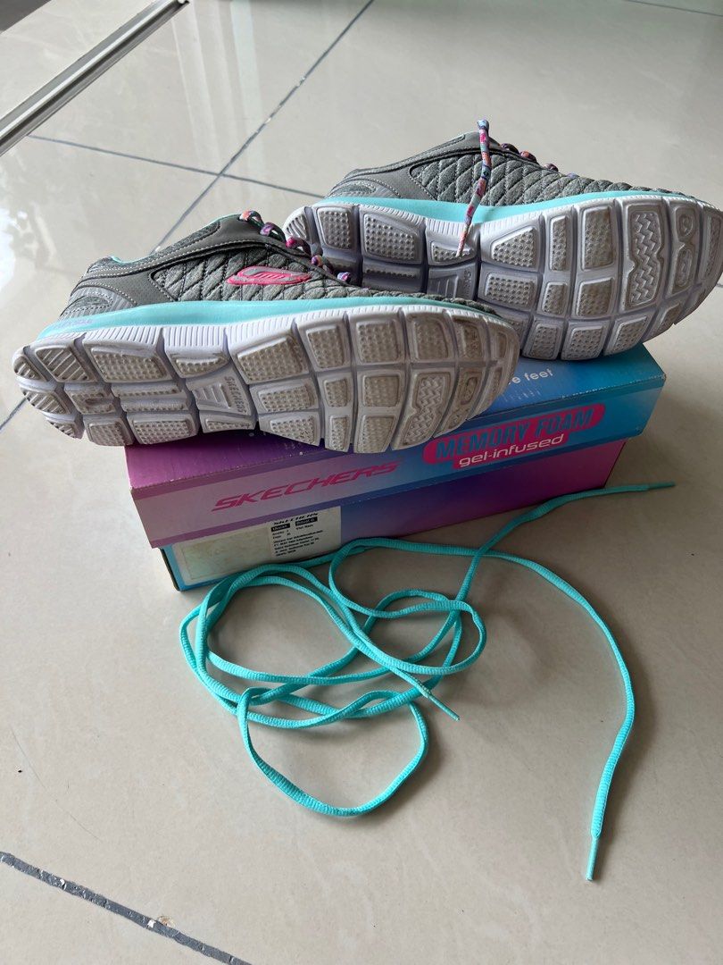 Girls skechers deals size 3