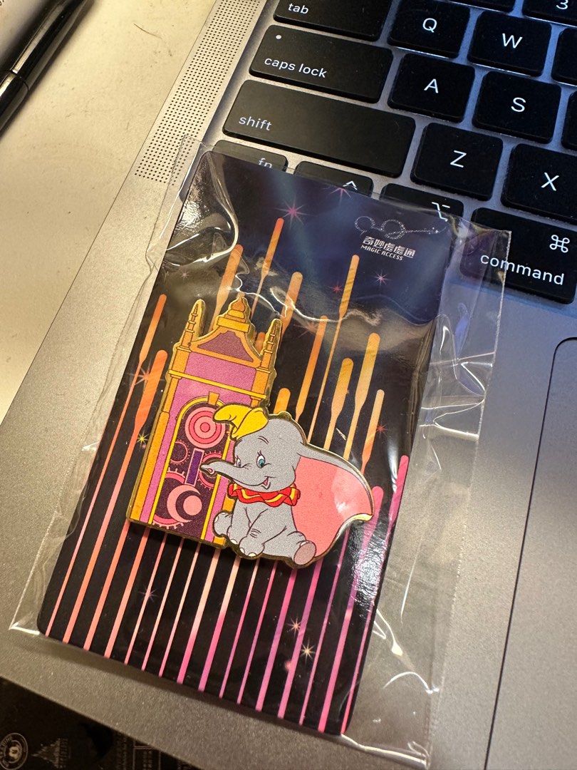 HK disneyland MA pin, 女裝, 手錶及配件, 其他飾物 Carousell