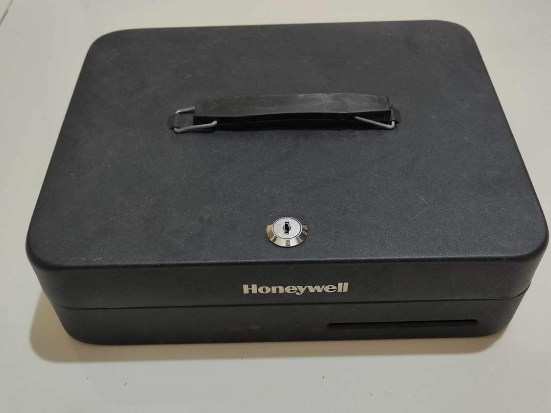 Honeywell Deluxe Cash Box Model 6113 on Carousell