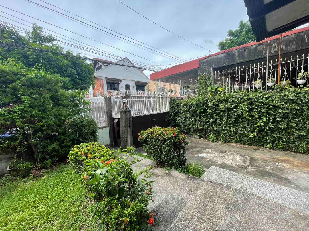 HOUSE AND LOT FOR SALE IN BRGY. SIKATUNA VILLAGE QUEZON CITY 400SQM on