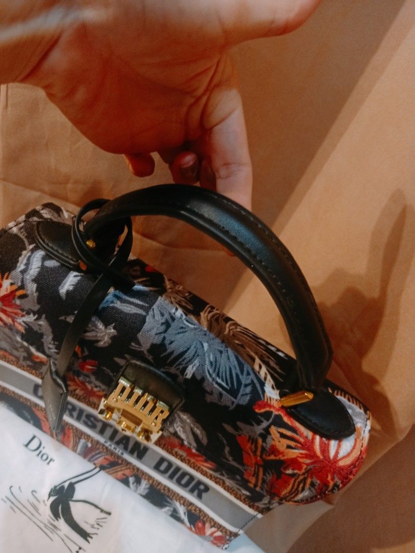 Japan Preloved Dior Hand bag sling (Category: Luxury Bags & Wallets) located in Cebu City. Submitted by day.98 (Listing ID 1247264513, Image 3). Description: selected from japan surplus embroiderd coded - etikita meduim size no flaws.