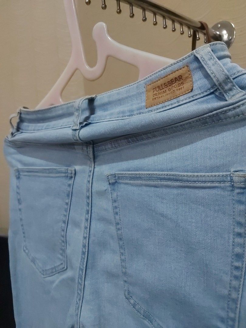 Jeans Pull and Bear pnb warna light blue jenis robek robek size kecil