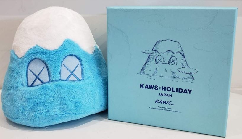 Holiday Japan Mount Fuji Plush (Blue) par Kaws, 2019 | Design objet