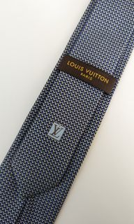 How Vuitton Ties a Bandana  How to tie bandana, Louis vuitton