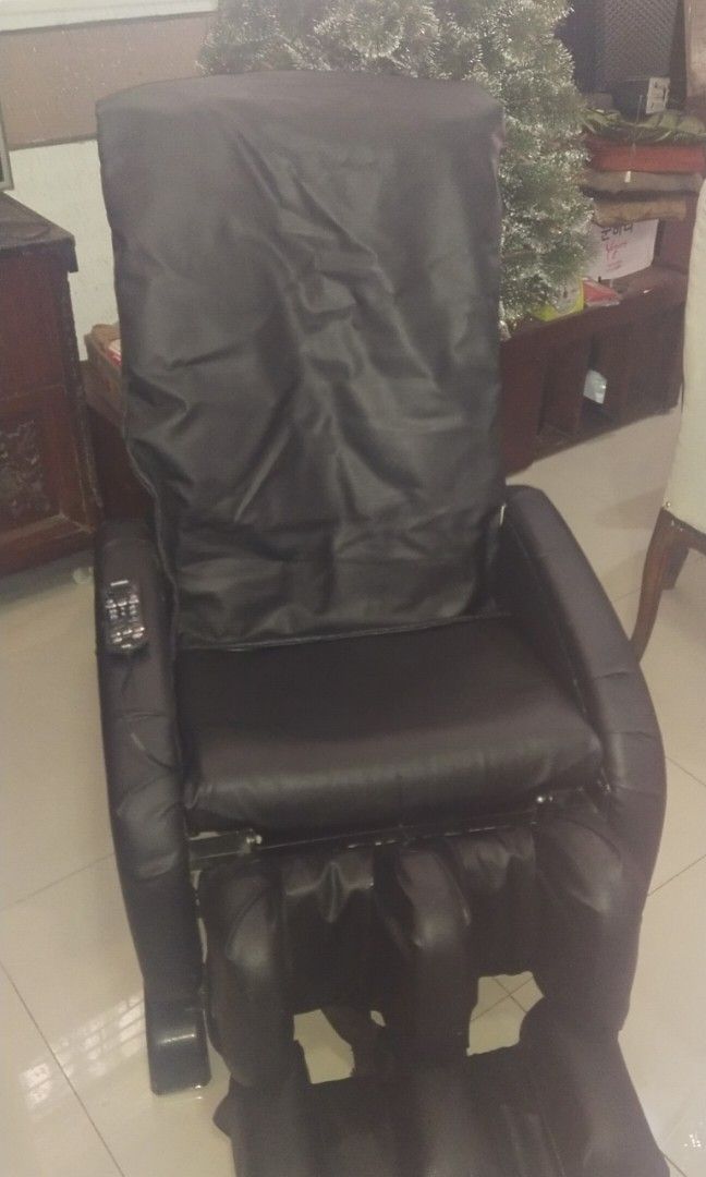 Massage Chair for sale (Category: Massage Devices) located in Quezon City. Submitted by allonsale991983 (Listing ID 1247298471, Image 3). Description: Hiro Massage Chair for sale RFS: Decluttering issue: leg massage not working For pick up Veterans Village Muñoz Project 7 Quezon City (lalamove/transfortify).