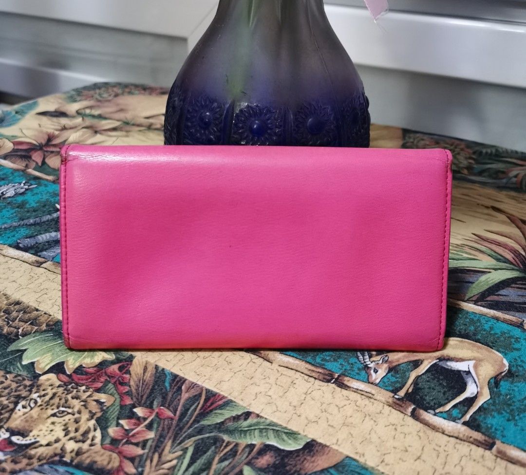 💯MCM Trifold Long Wallet (Category: Luxury Bags & Wallets) located in Cainta. Submitted by phengaying (Listing ID 1247282381, Image 2). Description: Original MCM Trifold Long Wallet | Genuine Leather | 10 Card-Slots | Paper Bill Compartments | Preowned in 8/10 Condition Flaw/s: Minor discoloration, faded Hardware, cracks on rubbing lining.