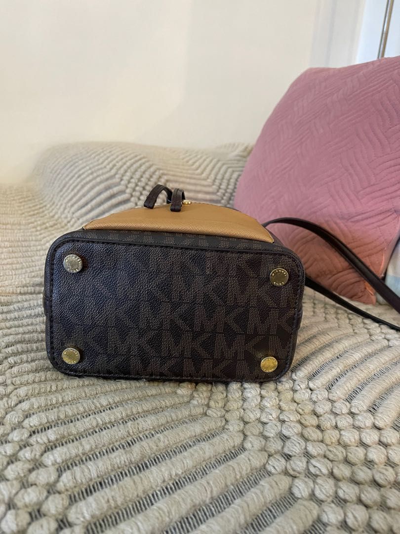 Michael Kors Suri Medium Bucket, Luxury, Bags & Wallets on Carousell