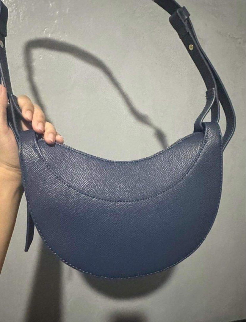 Bags with short clearance straps