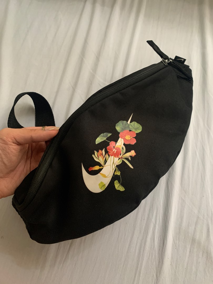 STEAL Nike Swoosh Belt Bag