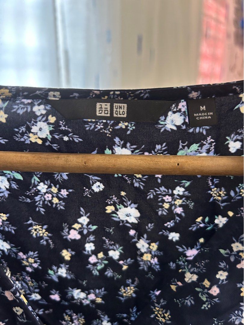 Preloved Uniqlo Printed V-Neck Short Sleeve Flare Dress (M), Women's  Fashion, Dresses & Sets, Dresses on Carousell