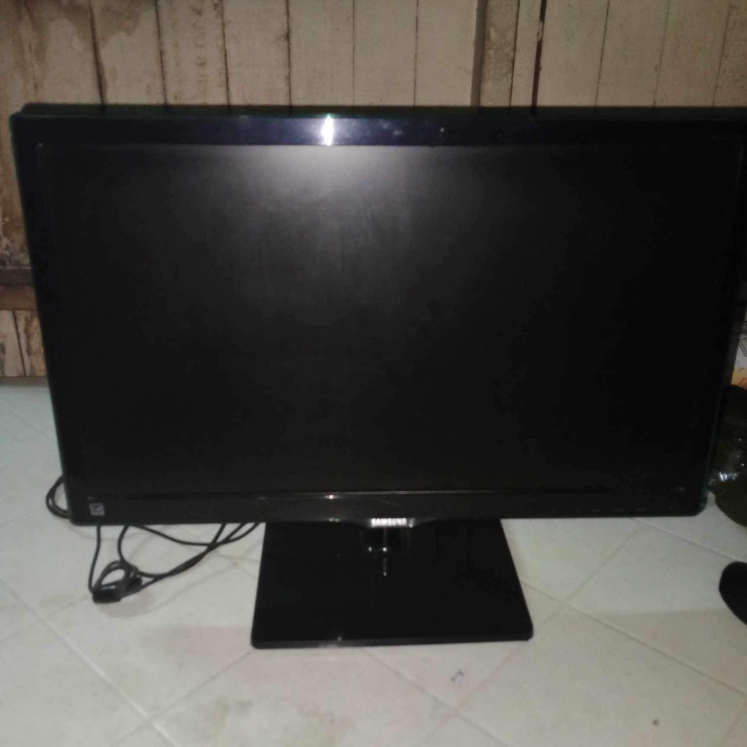 Samsung monitor s22D390, Computers & Tech, Desktops on Carousell