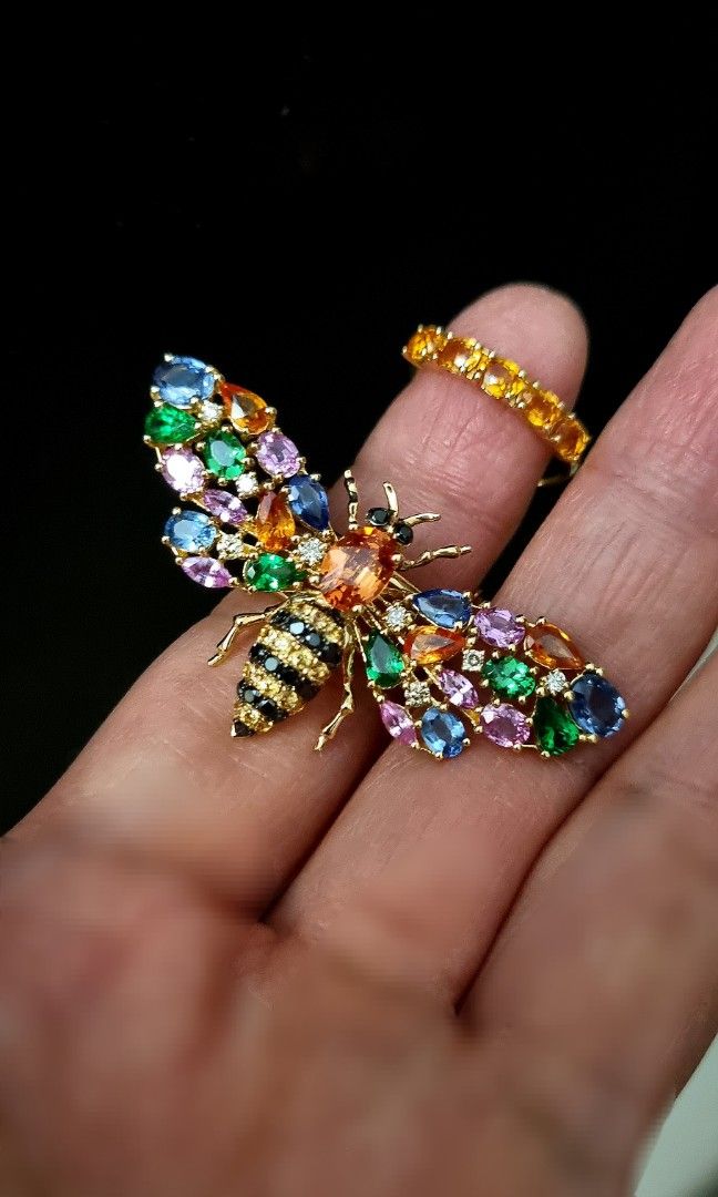 FLAPPING WINGS SAPPHIRE DIAMOND BUMBLE BEE RING IN 18K SOLID