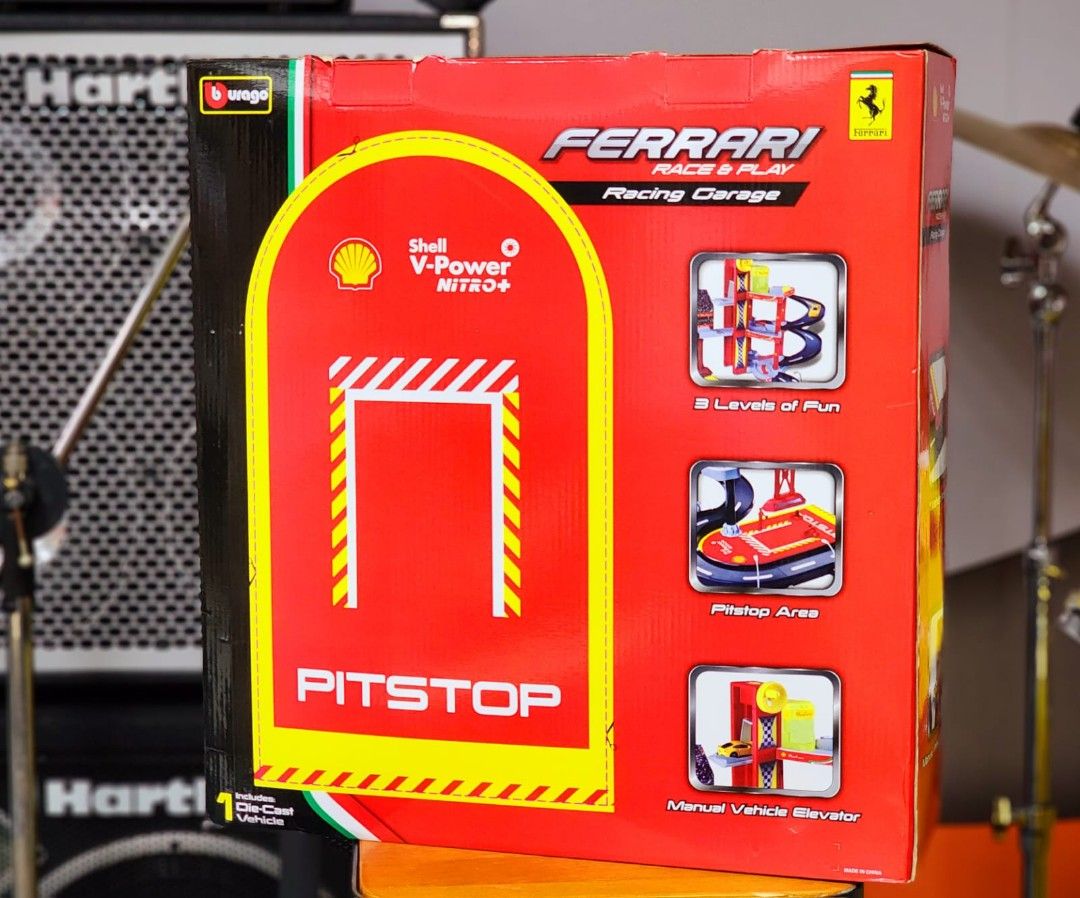 Shell x Ferrari Race & Play Racing Garage, 興趣及遊戲, 玩具 & 遊戲類 - Carousell