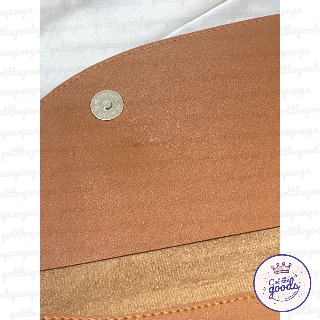 Straightforward Laptop Sleeve (Category: Laptop Bags & Sleeves) located in Mexico. Submitted by gotthegoods_pampanga (Listing ID 1247252801, Image 3). Description: Straightforward Laptop Bag Fits your work essentials like a laptop up to 14", a small notebook and other work documents. Decluttering. Seldom used. With signs of usage and zipper press mark. RFS: Upgraded to gaming laptop, can't use this anymore Product dimes: H-10.75" / L-15" Material